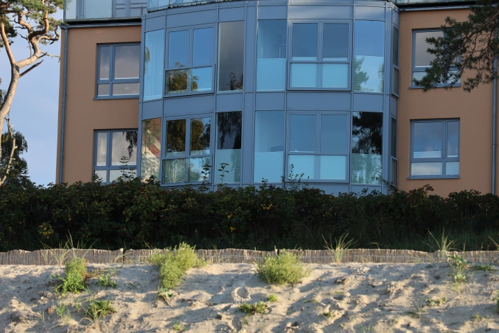 Von diesen Fenstern aus sehen Sie auf die Ostsee und nach Rügen.