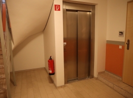 Aufzug im Kellergeschoss.