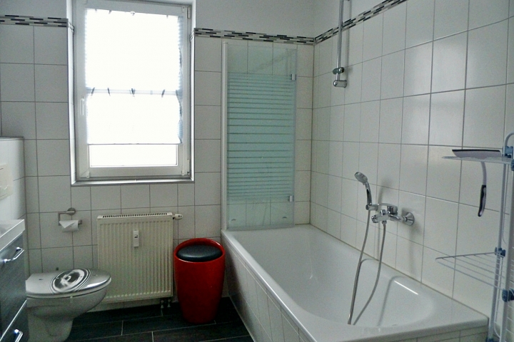 Badewanne mit Dusche