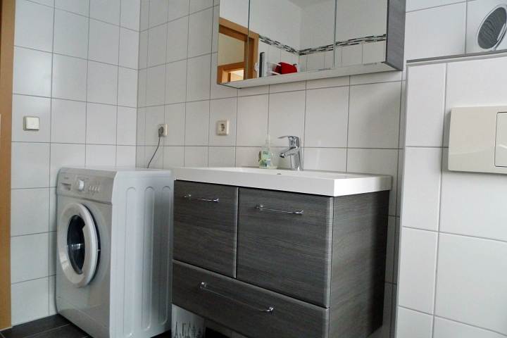 Badezimmer mit Waschmaschine