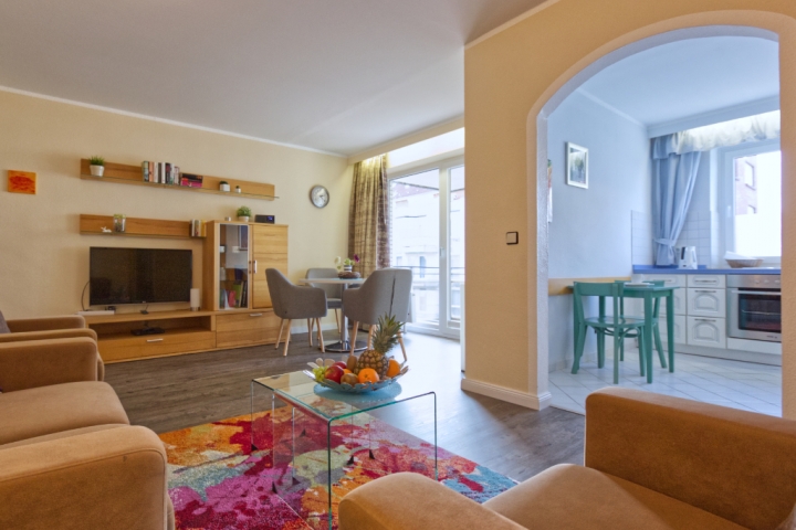 Ferienanlage Haus Strandnixe | Wohnzimmer mit Essecke und Farb - TV