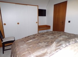 Flachbild - TV und Komfortbett mit 70 cm Liegehöhe im Schlafzimmer  
