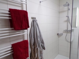 Bad mit Handtuchheizkörper und bodentiefem Duscheinstieg