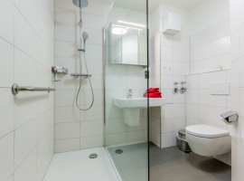 Duschbad mit bodentiefer Duschwannne und WC