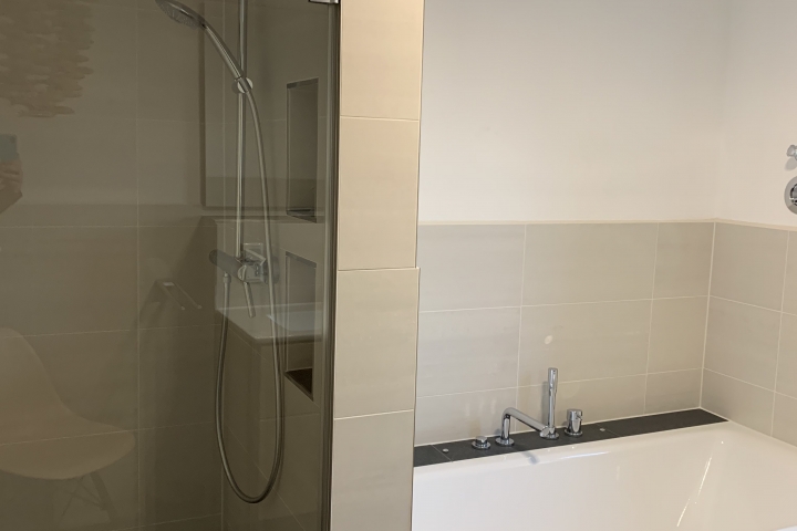 Badezimmer (Ansicht 2) mit bodentiefer Dusche und Badewanne