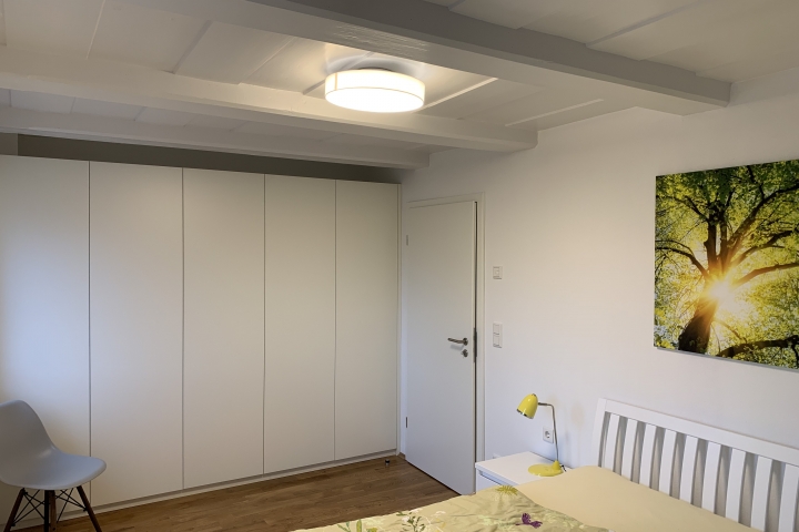 Schlafzimmer (Ansicht 2) - Helles Schlafzimmer mit Doppelbett und Einbauschrank