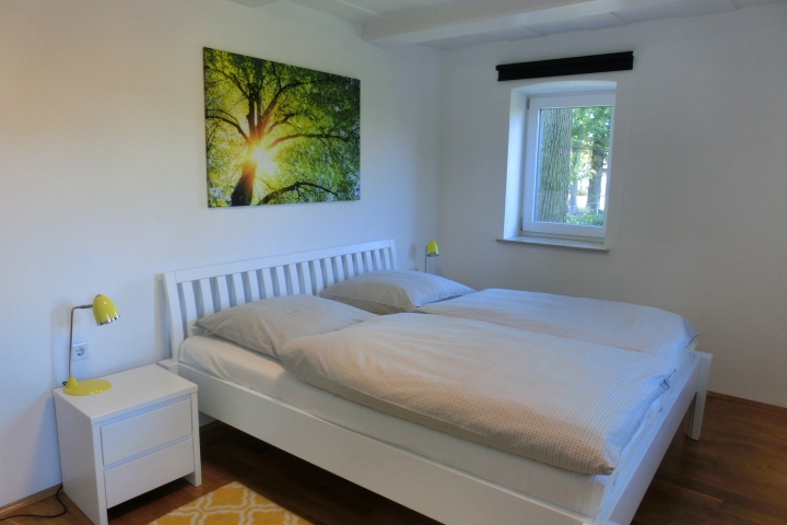 Schlafzimmer (Ansicht 1) - Helles Schlafzimmer mit Doppelbett und Einbauschrank