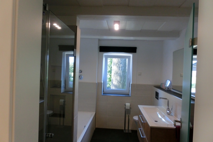 Badezimmer (Ansicht 1) mit bodentiefer Dusche und Badewanne