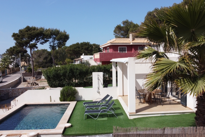 seitlicher Blick auf Pool und Terrasse