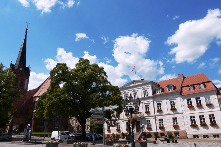 Ausflugsziel Bad Freienwalde. Hier: der Marktplatz mit Rathaus und St. Nikolai