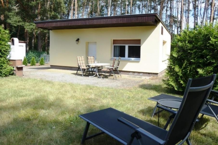 Alle Fenster sind mit Jalousien und Fliegengitter ausgestattet.