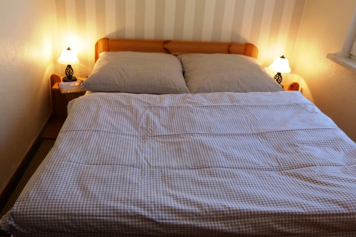 Das Schlafzimmer mit Doppelbett (140 x 200). Die Bettwäsche ist bereits aufgezogen.