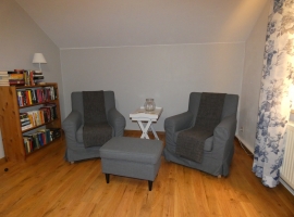 Sitzecke im Wohnzimmer mit Bücherregal