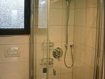 Bad mit Wand-WC und ebenerdiger Dusche