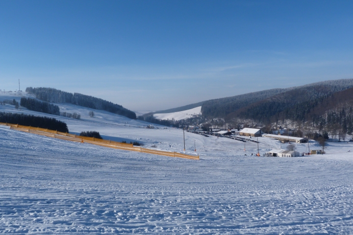 Blick zu den Skiliften