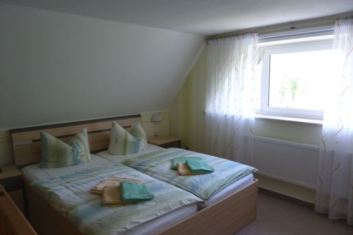 Schlafzimmer mit Doppelbett