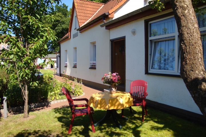 Ferienwohnung Onkel Ferdinand | Sitzplatz Garten vor Ferienwohnung 