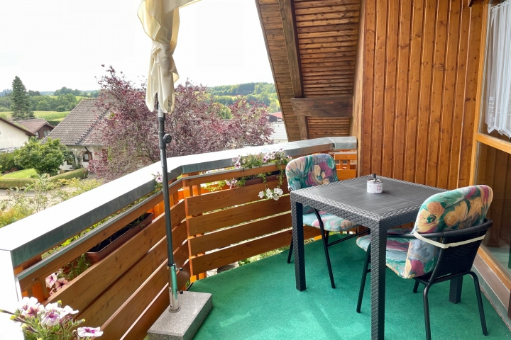 Balkon mit Sitzgelegenheit