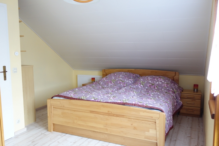 Schlafzimmer mit Doppelbett