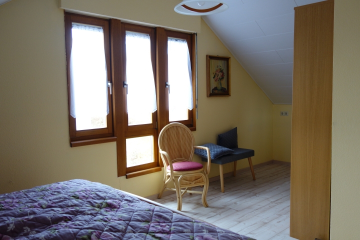Schlafzimmer mit Doppelbett