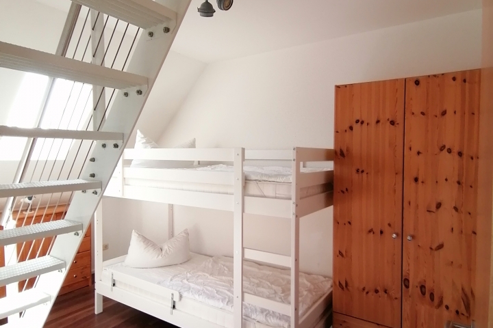 Kinderzimmer mit Zugang zum Elternschlafbereich