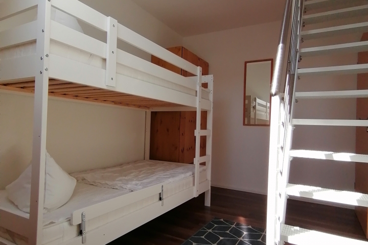 Kinderzimmer mit Zugang zum Elternschlafbereich