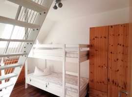 Kinderzimmer mit Zugang zum Elternschlafbereich