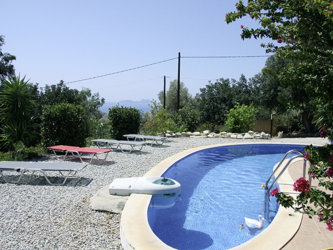 Poolbereich und weitere Liegen