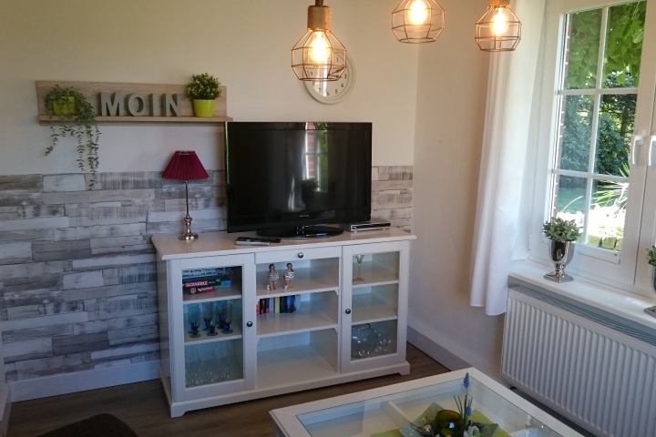 Wohnzimmer mit Sat-TV