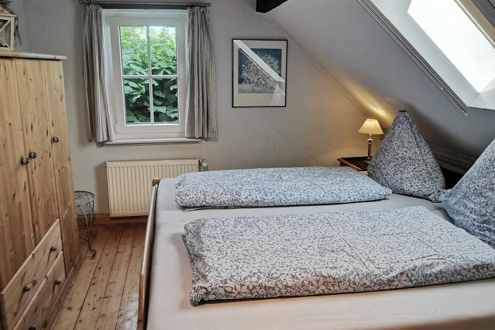 Schlafzimmer mit Doppelbett und Schrank