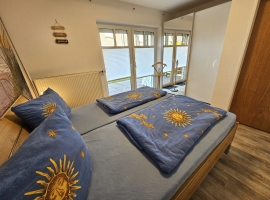 Schlafzimmer 1 mit Doppelbett