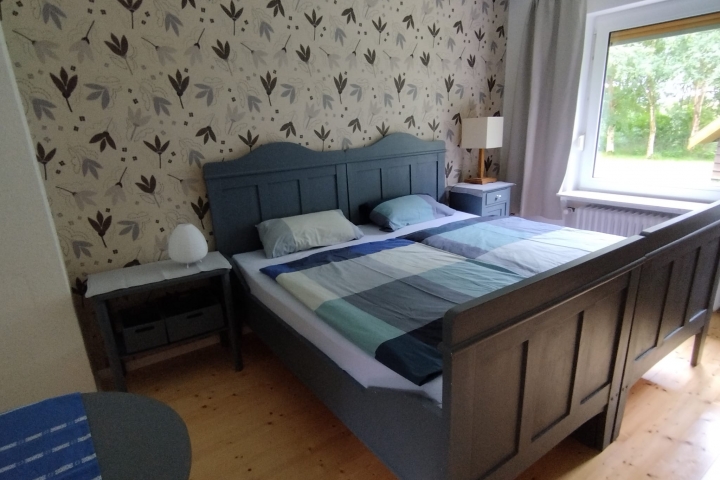 Doppelbett im großen Schlafzimmer unten, 1,90 x 2 m