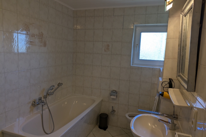 Bad mit  Badewanne unten