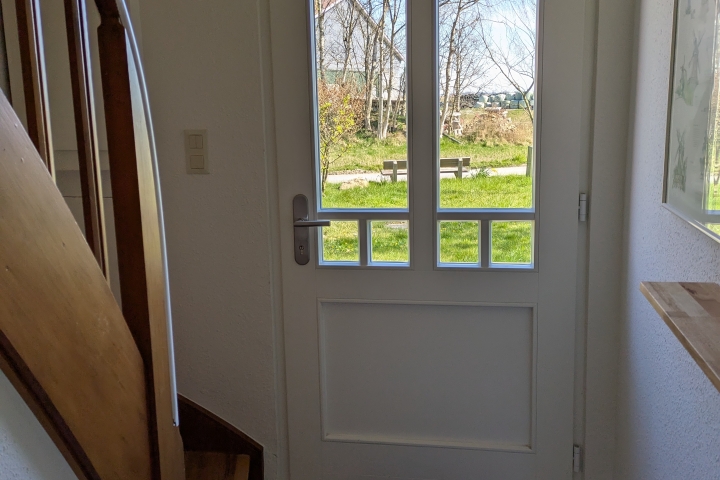 Flur mit Blick auf die Haustür vorne