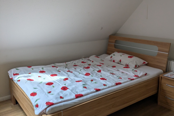 Im zweiten Schlafzimmer ein Bett 1,40 x 2 m mit angrenzendem kleinen Bad