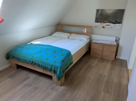 Geräumiges Schlafzimmer unten 