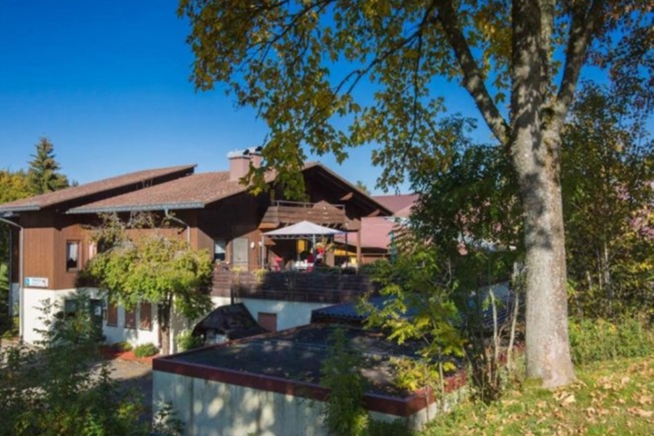 Mitten im Freizeitzentrum in gemütlichem Holzhaus