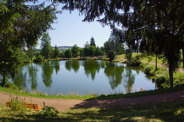 kleiner See in 100 m Entfernung.
Baden auf eigene Gefahr