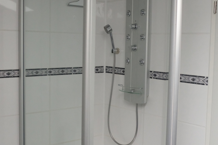 Bad mit grosser Duschkabine