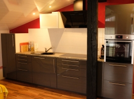 gut ausgestattete Küche mit Nespresso-Kaffeemaschine, Mikrowelle, Backofen
