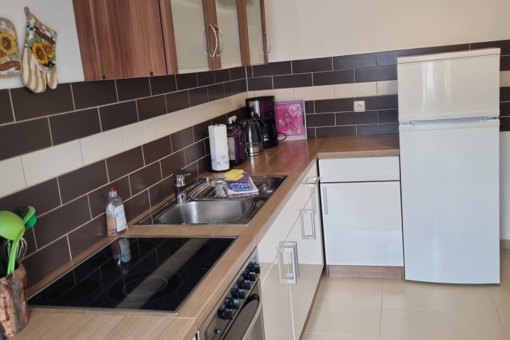 Küche mit Herd, Kühlschrank und Spülmaschine