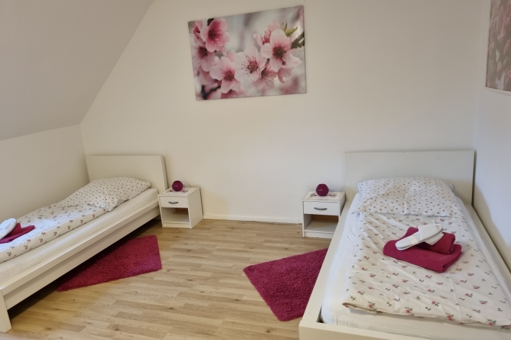 Schlafzimmer mit 2 Einzelbetten 