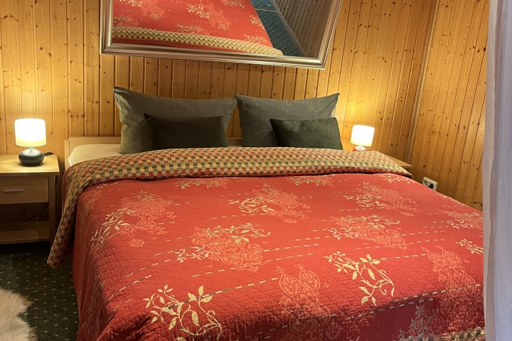 Und Schlafbereich. Großes Doppelbett mit einer Matratzenhöhe von 32cm.