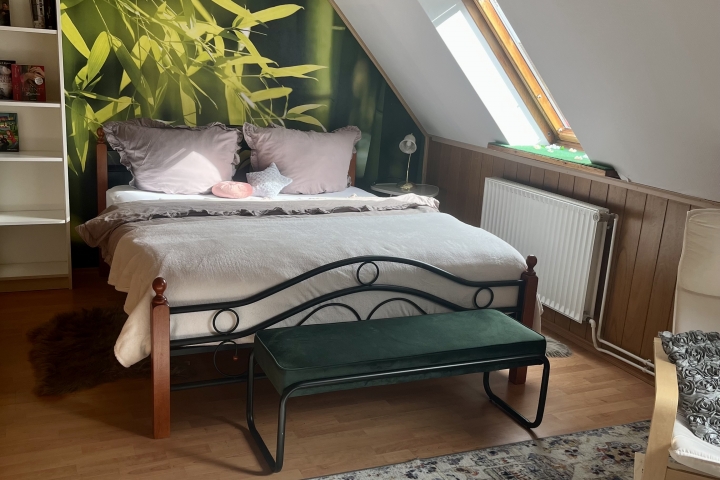 2. Zimmer mit gemütlichen Bett 160x200.
Matratzenhöhe 30cm und mit einer kuschligen…
