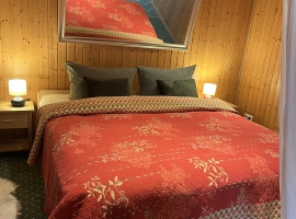 Und Schlafbereich. Großes Doppelbett mit einer Matratzenhöhe von 32cm.