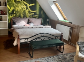 2. Zimmer mit gemütlichen Bett 160x200.
Matratzenhöhe 30cm und mit einer kuschligen…