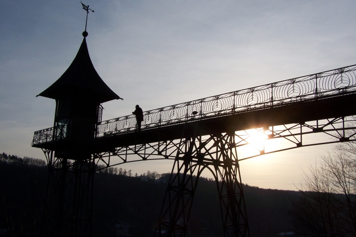 Aufzug mit 30m langer Brücke