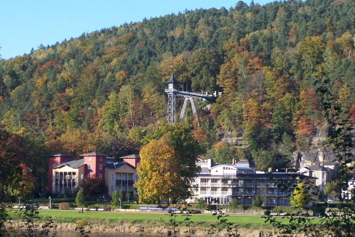 Blick von Krippen auf Bad Schandau mit Parkhotel und Aufzug