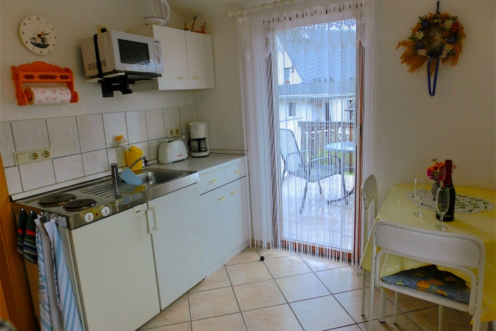 Ihre Küche mit Sitzecke und Terrasse