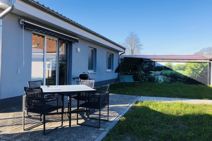 Aussenansicht Terrasse mit Grill und Sitzgelegenheiten